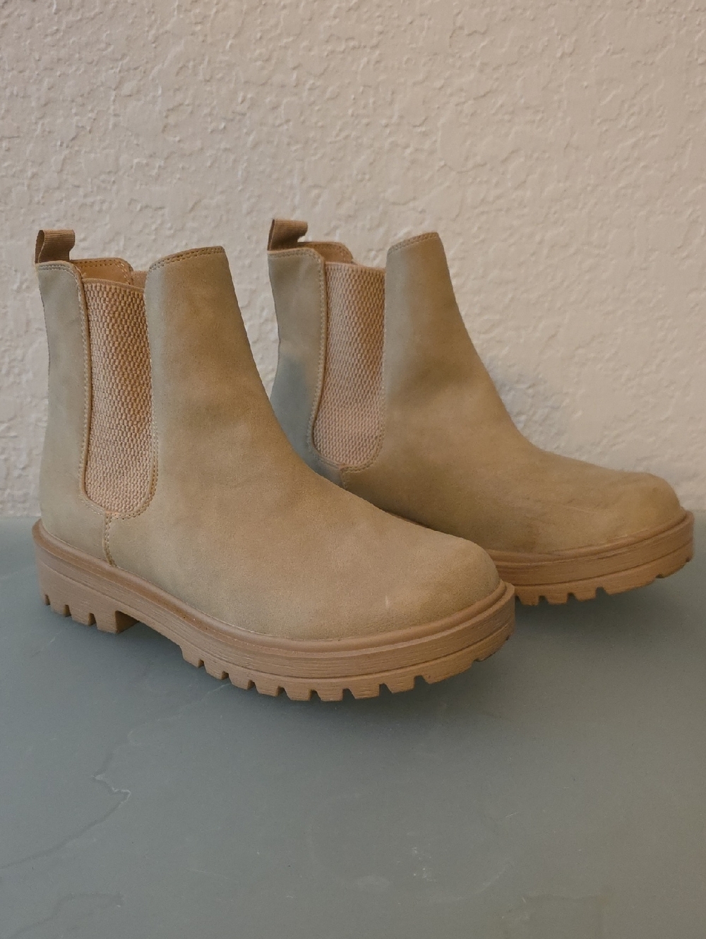 Soda Tan Chelsea Ankle Boots Size 8